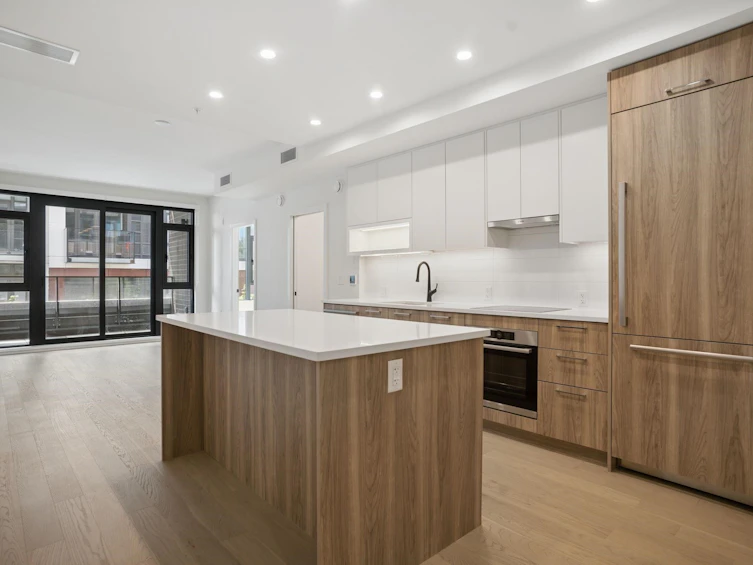 204-8398 Oak Street, Vancouver, BC, V6P 0L9 - 2