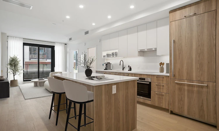 204-8398 Oak Street