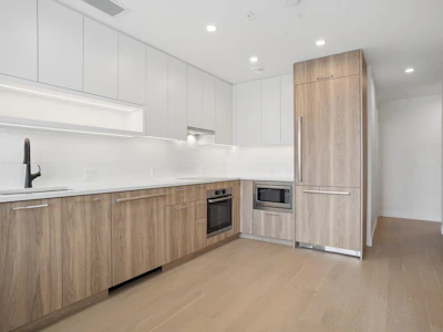 202-8398 Oak Street - 2