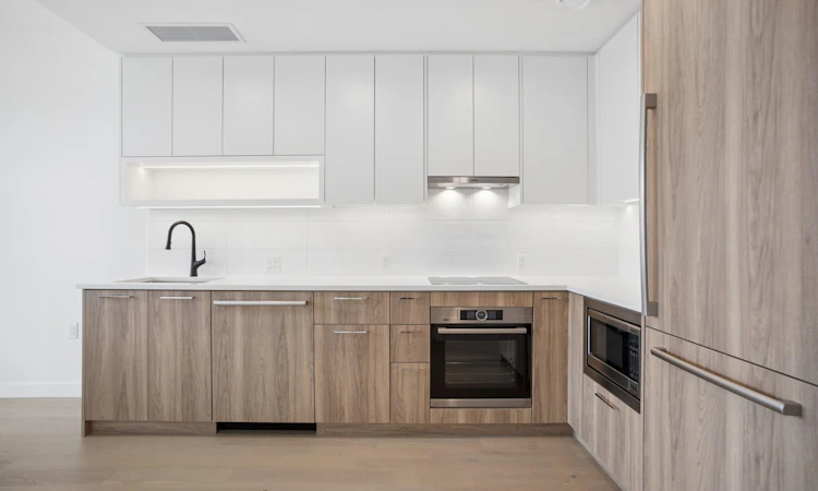 202-8398 Oak Street