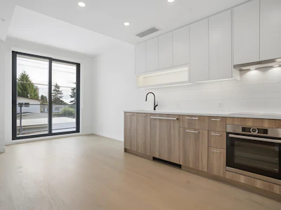 202-8398 Oak Street - 4