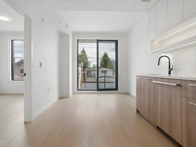 202-8398 Oak Street - 5