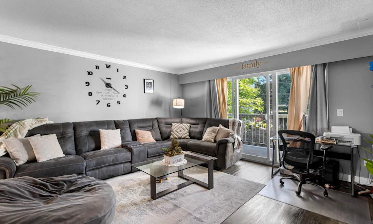29-33293 E Bourquin Crescent