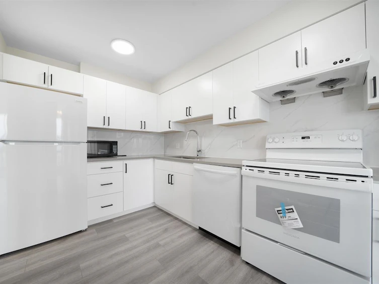 2102-6540 Burlington Avenue, Burnaby, BC, V5H 4G3 - 4