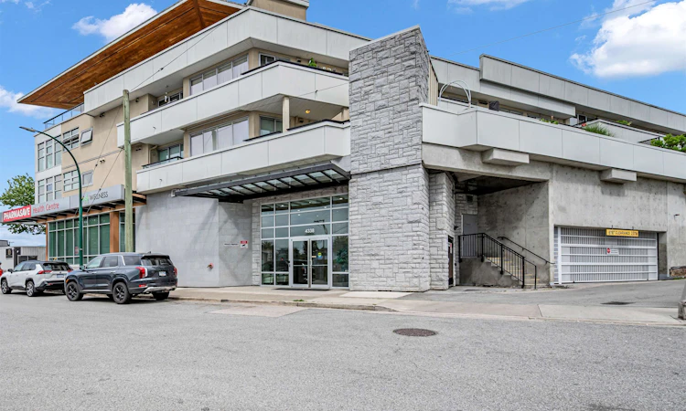 211-4338 Commercial Street