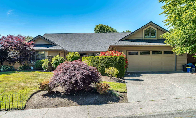 5775 Goldenrod Crescent
