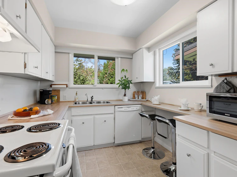 13750 Blackburn Avenue, Surrey, BC, V4B 2Y8 - 4
