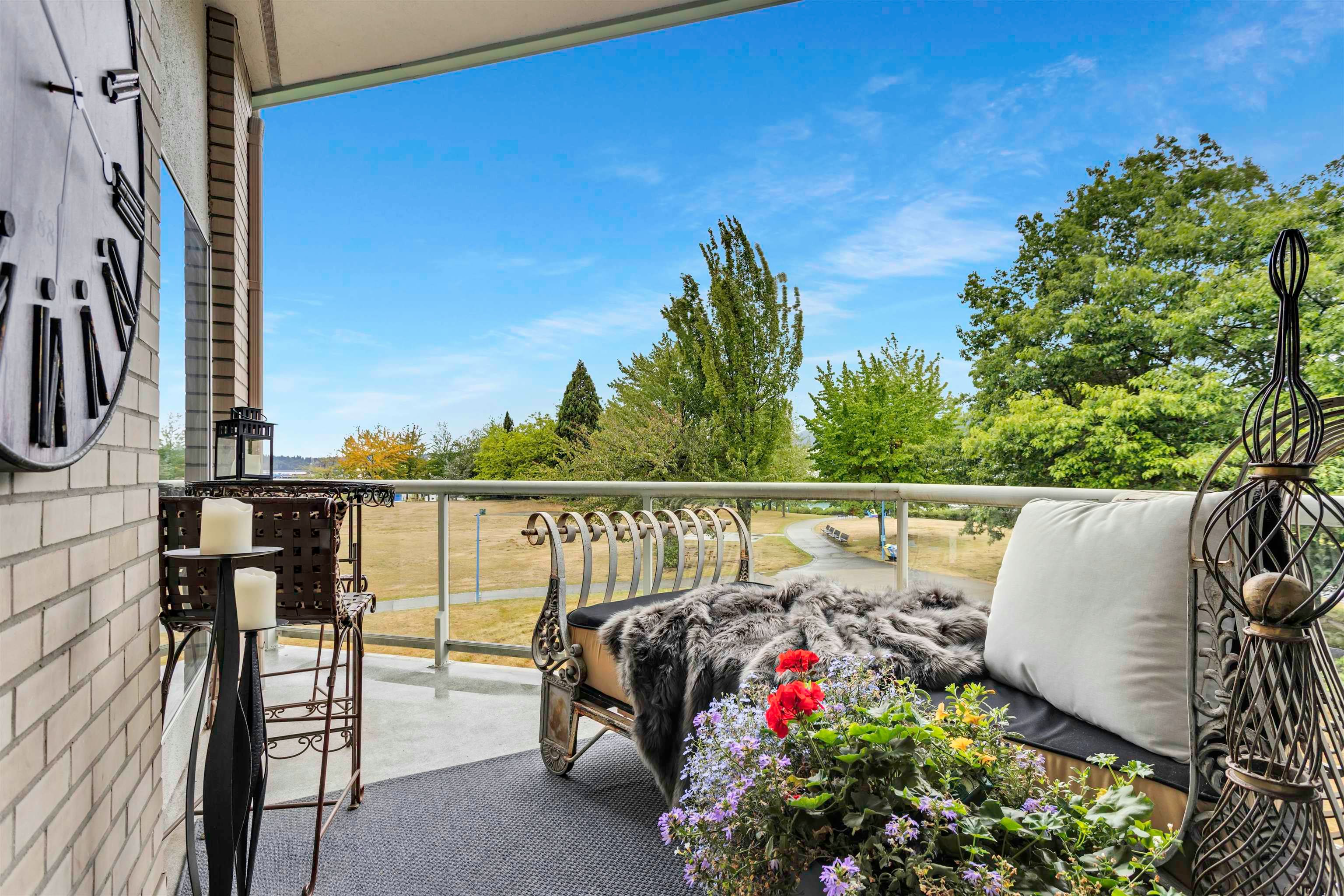 1306-33 Chesterfield Place, North Vancouver, BC, V7M 3K4