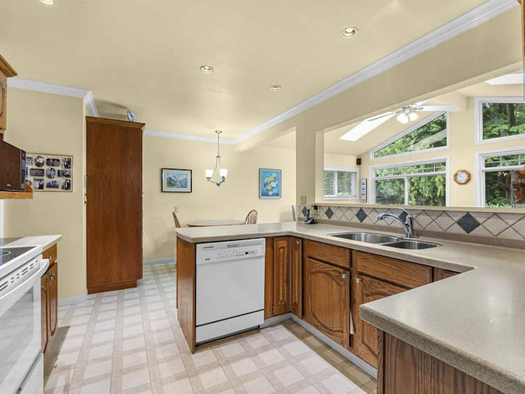 927 Selkirk Crescent, Coquitlam, BC, V3J 6E4 - 14