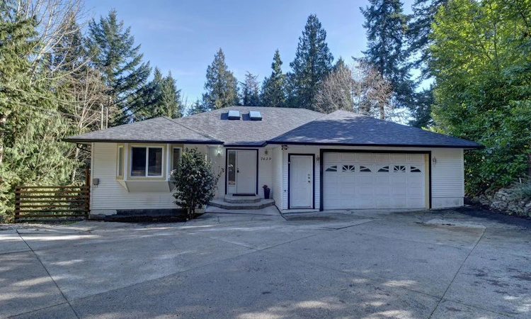 7629 Redrooffs Road