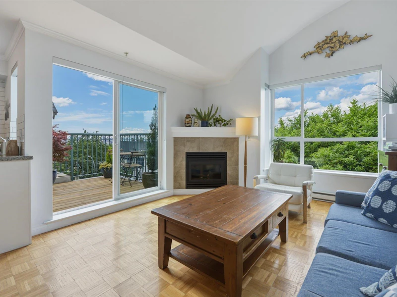 402 - 1617 Grant Street, Vancouver BC V5L 2Y4