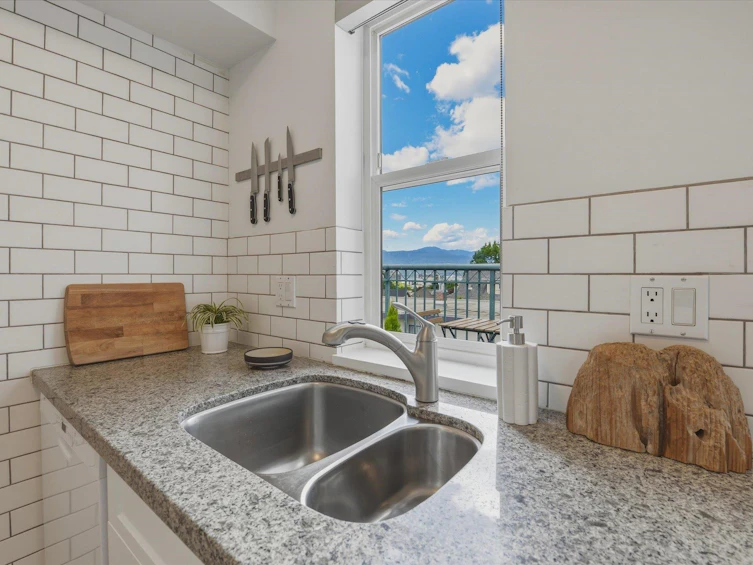 402-1617 Grant Street, Vancouver, BC, V5L 2Y4 - 16
