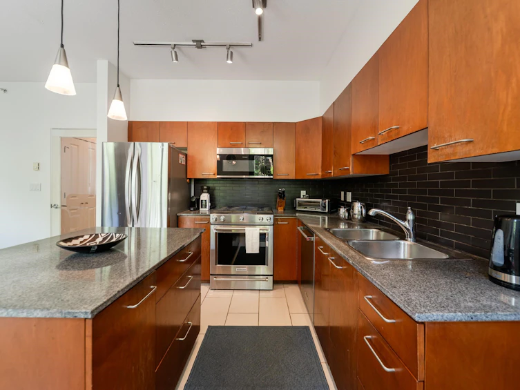 8-4333 Central Boulevard, Burnaby, BC, V5H 4W8 - 9