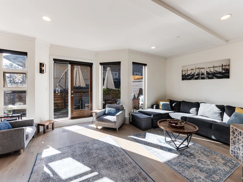 9 - 215 E 4th Street, North Vancouver BC V7L 1J1