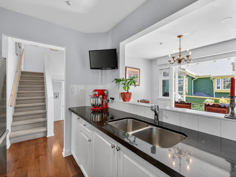 2950 W 8th Avenue, Vancouver, BC, V6K 2C1 - 8