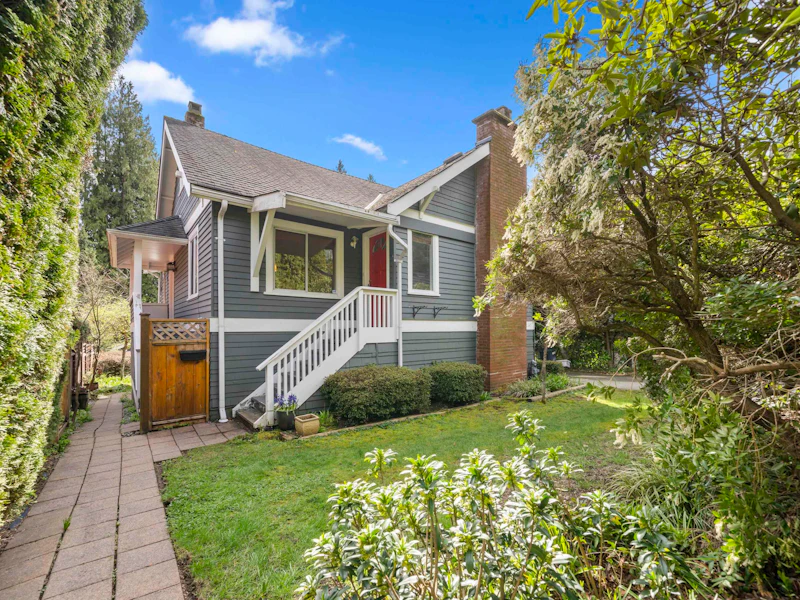 1588 Inglewood Avenue, West Vancouver BC V7V 1Y9