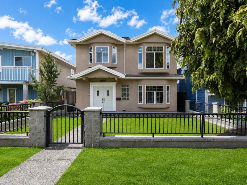 3281 Renfrew Street, Vancouver BC V5M 3L2