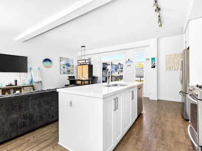 7-11272 240 Street - 5