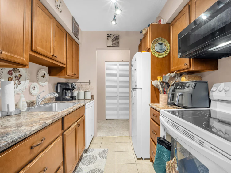 304-4941 Lougheed Highway, Burnaby, BC, V5B 4S6 - 5