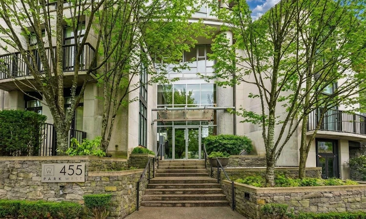 1802-455 Beach Crescent