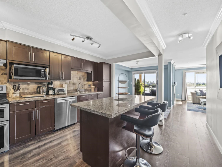 312-6 Renaissance Square, New Westminster, BC, V3M 6N8 - 8
