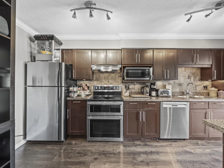 312-6 Renaissance Square, New Westminster, BC, V3M 6N8 - 9