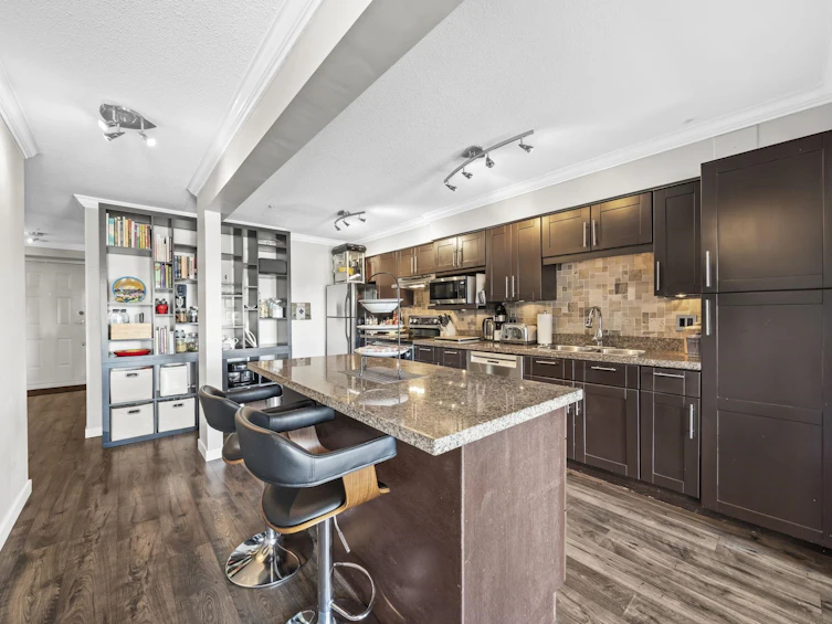 312-6 Renaissance Square, New Westminster, BC, V3M 6N8 - 6