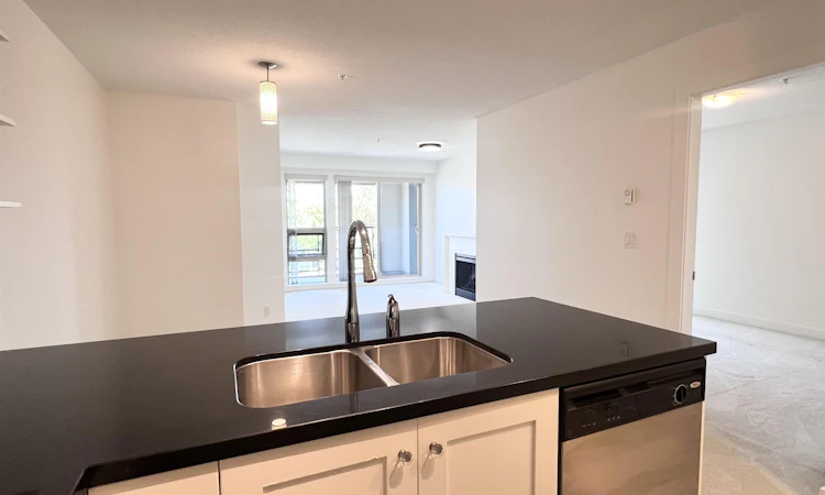 305-4550 Fraser Street