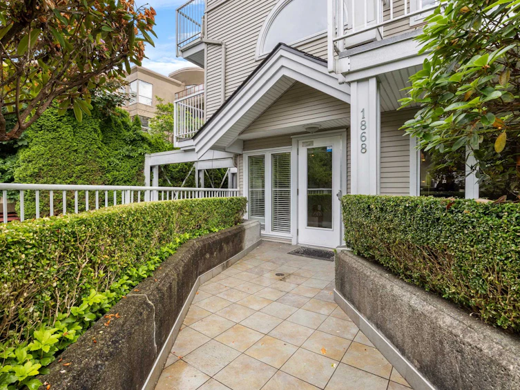 201-1868 W 8th Avenue, Vancouver, BC, V6J 5G3 - 2