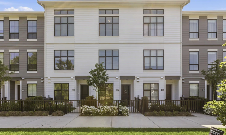 27-2774 Montrose Avenue