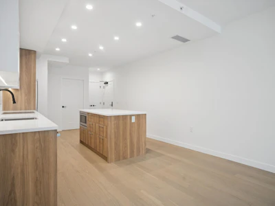 304-8398 Oak Street - 3