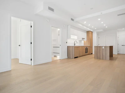 304-8398 Oak Street - 4
