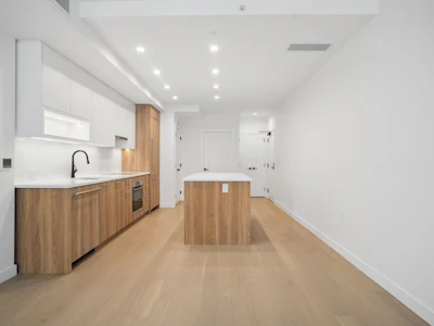 304-8398 Oak Street - 2