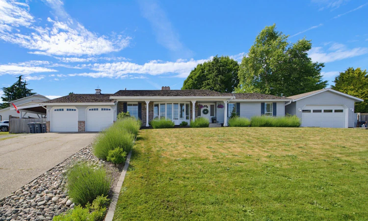 5631 E Sunrise Crescent