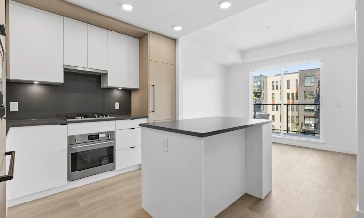 404-2268 E Broadway