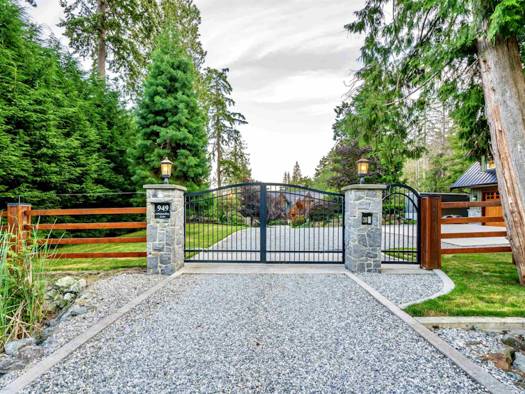 949 Arbutus Bay Lane, Bowen Island, BC, V0N 1G2 - 2