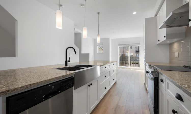 21-20487 65 Avenue