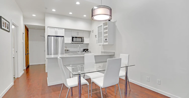 102 Regiment Square, Vancouver, BC, V6B 1W1 - 2