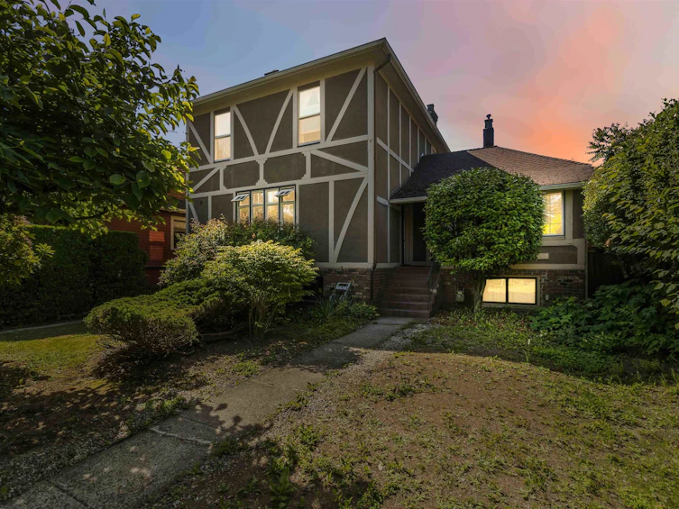 205 Fourth Avenue, New Westminster, BC, V3L 1N5 - 2