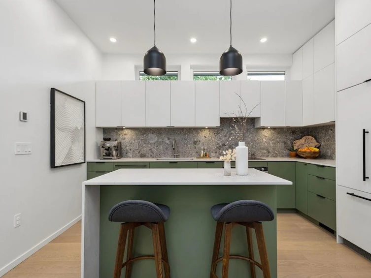 11 E 19th Avenue, Vancouver, BC, V5V 1H8 - 2