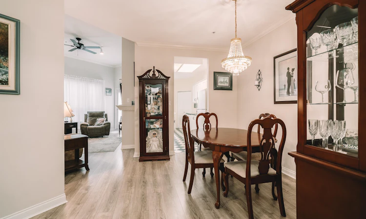 402-2995 Princess Crescent