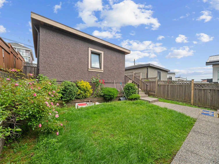 8 Glynde Avenue, Burnaby, BC, V5B 3J2 - 35