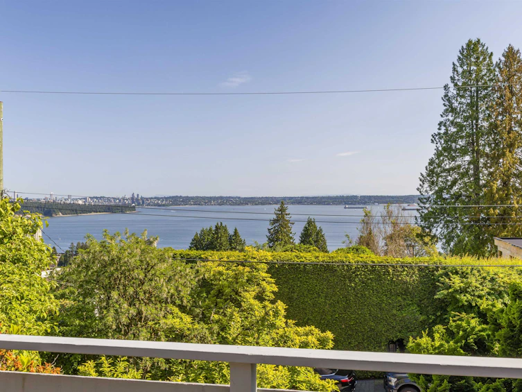 2575 Queens Avenue, West Vancouver, BC, V7V 2Y9 - 2