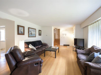 4965 8a Avenue - 5