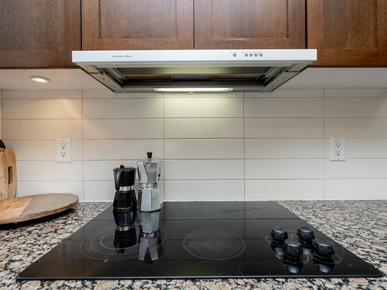 331-2288 W Broadway, Vancouver, BC, V6K 0B3 - 6