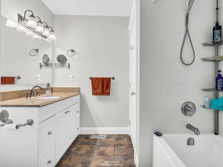 39-1910 Cedar Village Crescent, North Vancouver, BC, V7J 3M5 - 25