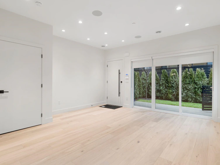 1-2539 Grant Avenue, Vancouver, BC, V5K 3G6 - 3