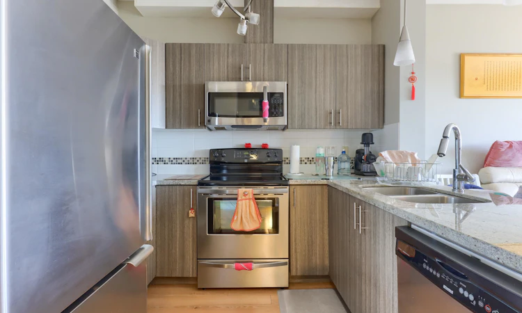 PH1-7738 Edmonds Street