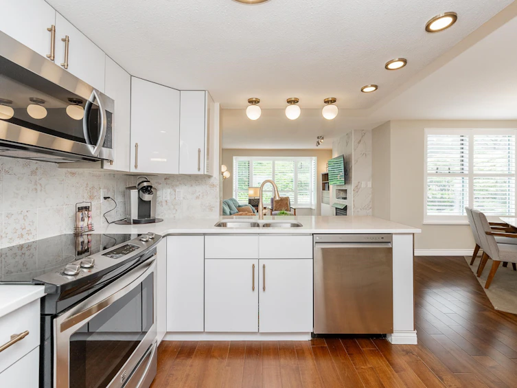 304-220 Newport Drive, Port Moody, BC, V3H 5B8 - 2