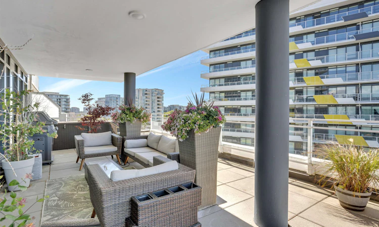 1102-5766 Gilbert Road